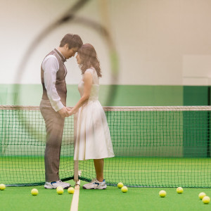 ウエディングでは珍しいテニスコートでの撮影は、プライベートテニスコートを貸し切って撮影いたします。
衣装は、カジュアルなドレスやタキシード、スニーカーがおすすめ。|品川プリンスホテルの写真(11904439)