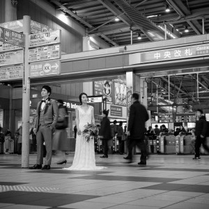毎日、多くの人が行き交う品川駅での撮影は、日常に溶け込むおふたりらしい写真から映画のワンシーンのようなフォトジェニック写真まで、ハイクオリティな一枚を演出します。|品川プリンスホテルの写真(11904441)