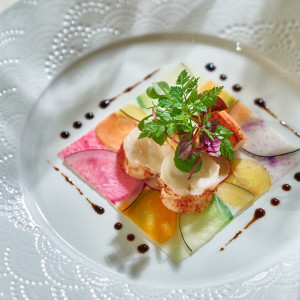 緻密に計算された季節の野菜の重なりが絵画のように美しい一皿へと仕上げております|品川プリンスホテルの写真(38060578)