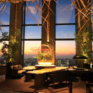 最上階レストランでは、夕方から夜にかけて時間の移ろいを感じられる眺望のご用意|品川プリンスホテルの写真(22618632)