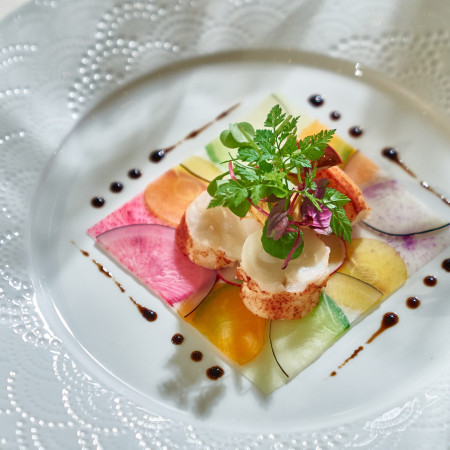 緻密に計算された季節の野菜の重なりが絵画のように美しい一皿へと仕上げております