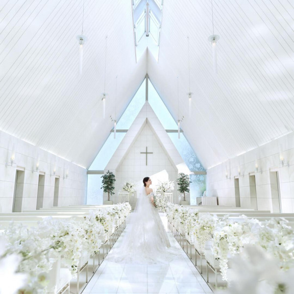 屋外の独立型のホワイトチャペルは都心にあるとは思えないプライベートな空間を演出