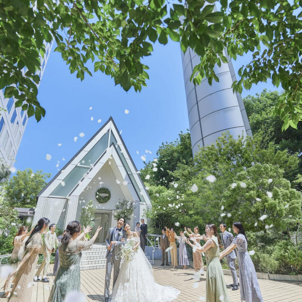 品川駅徒歩約2分のゲストにも優しい好立地。都心とは思えない緑に囲まれた憧れの挙式が叶う
