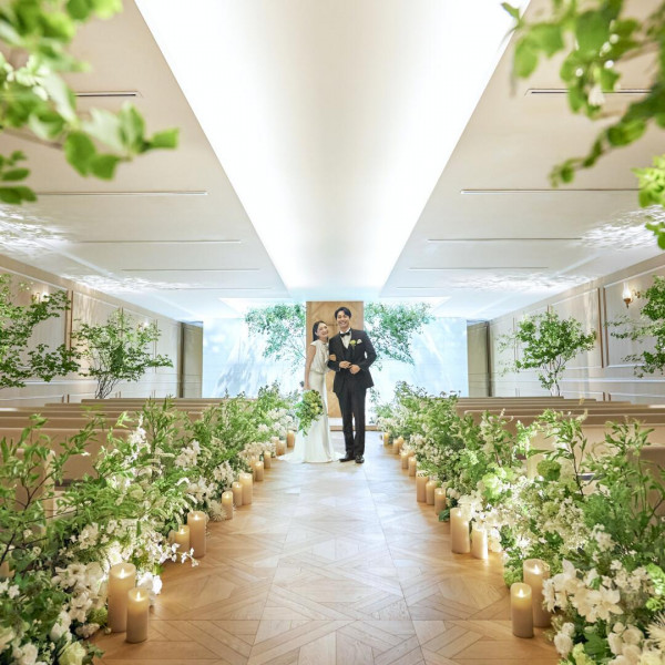 緑と光と水。”天の恵み”に祝福されたぬくもりあるチャペルでの挙式