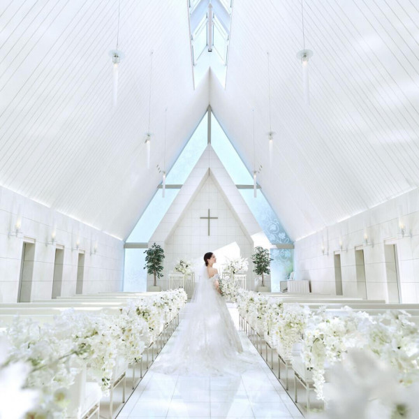 屋外の独立型のホワイトチャペルは都心にあるとは思えないプライベートな空間を演出