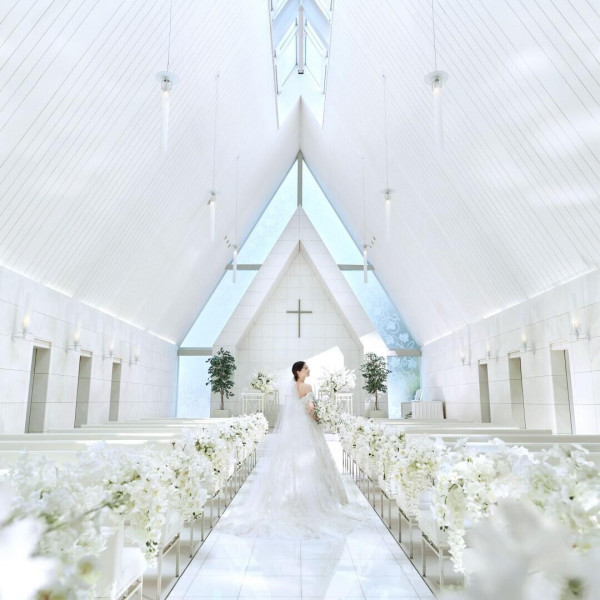 緑豊かなイングリッシュガーデンに包まれた独立型のチャペル