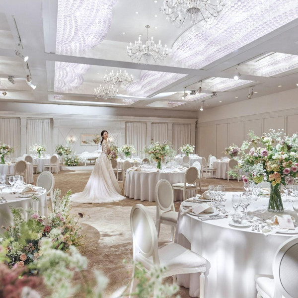 花のシャンデリアと共に華やかでかわいらしい世界観のクラシックスタイル