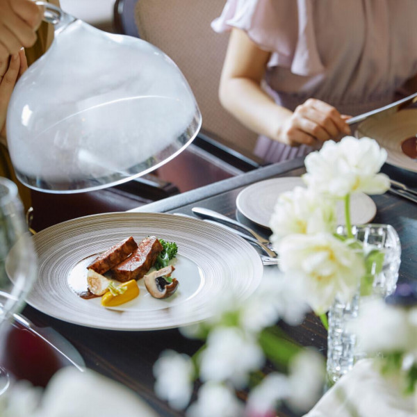 現代風にアレンジした創作料理をはじめとし、オープンキッチン付きのライブ感あふれるお料理のおもてなしも