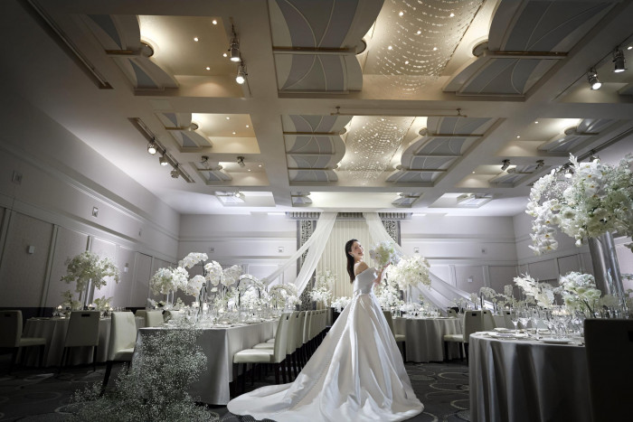 壮麗された雰囲気の中、笑顔溢れるウエディングを