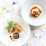 サフランを使った魚料理やメインディッシュなど南フランスをイメージしたメニュー、愛らしいデザートや華やかなデコレーションがお二人の愛を祝福します