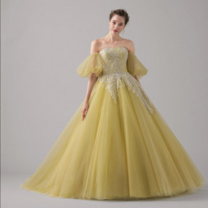 太陽のように暖かくハッピーオーラをまとうイエロードレス。ボディからスカートに流れるようにシルバー刺繍とビーズを施しオシャレなプリンセスドレスに。|グランドニッコー東京 台場の写真(53886915)