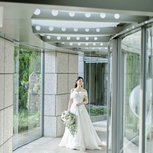 独立型チャペルへの道のり。全天候型のホテル内でも自然光を感じてリラックスできるひととき。|グランドニッコー東京 台場の写真(55461352)