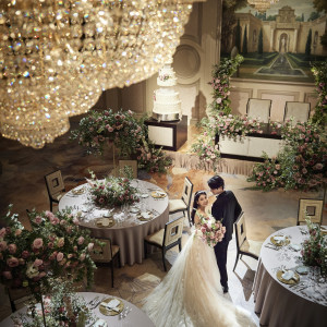 B1「パレロワイヤル」天井高8m×豪華なシャンデリア煌めく大空間はまるで映画のワンシーンのよう|グランドニッコー東京 台場の写真(55460613)