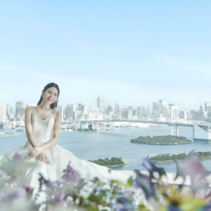 29階から眺める東京の絶景。
ここでは、広がる青空と海の深い青が織りなす美しい景色が
おふたりと大切なゲストをお迎えいたします。|グランドニッコー東京 台場の写真(45013516)