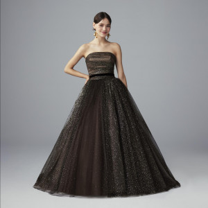 チョコレートブラウンにスモーキーピンクのチュールを忍ばせた幻想的なドレス。ウエストの切り替えを少し低めにすることで、落ち着いた大人の魅力引き出す1着。|グランドニッコー東京 台場の写真(53886574)