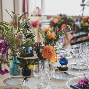 お花だけではなく、キャンドルや様々な色かたちの花器、切り株などを組み合わせれば、一味違ったコーディネートに。
テーブルごとにコーディネートを変えてもおしゃれで◎|グランドニッコー東京 台場の写真(5316156)