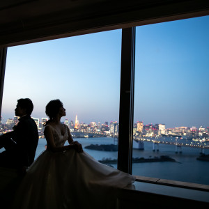 29階のロビーでは東京の景色をバックに撮影を。幻想的な夜景でのショットは非日常感たっぷり。|グランドニッコー東京 台場の写真(20945703)