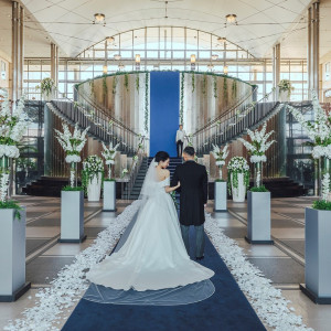 フランス語で「壮大」を意味する「グランデュールチャペル」。大階段を上がりたくさんのゲストに祝福される入場シーンはドレスが最も映える瞬間。|グランドニッコー東京 台場の写真(23150647)