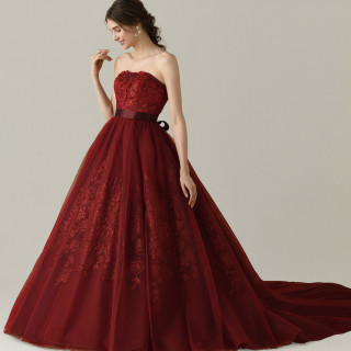 赤の濃淡にブラウンを織り交ぜて、今までにない深みのある色合いを作り上げた風格漂うドレス。