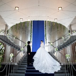 チャペルの大きな階段はドレスが美しく映える！