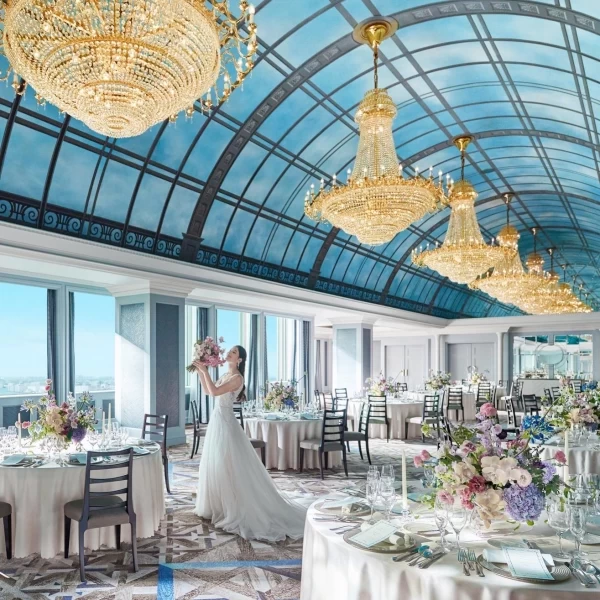 高層披露宴会場「銀河」最大116名様までをお招きできる上品で開放感のあるスカイビューバンケット