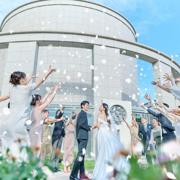 プライベートガーデンでゲストからの祝福に包まれて