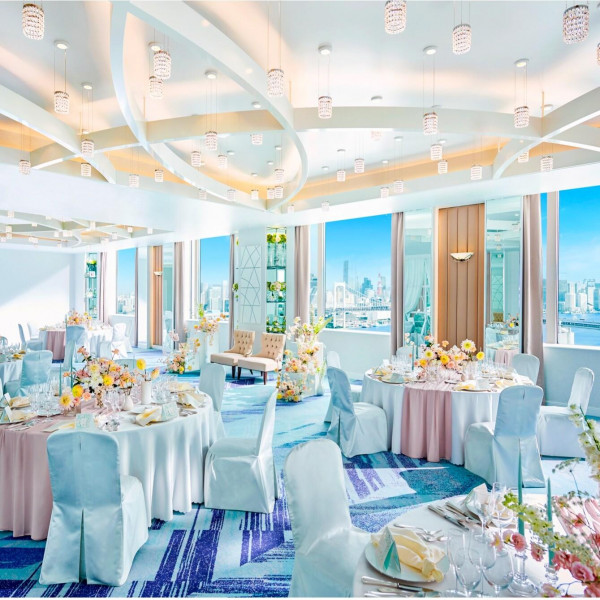 スカイビューバンケット「光」は東京を一望する景色が楽しめる、明るく開放感のある披露宴会場