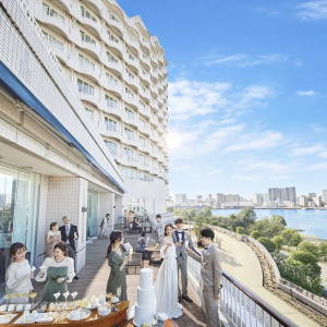 披露宴会場に隣接した広々としたテラスを使ってゲストとの和やかな時間を楽しんで|ヒルトン東京お台場の写真(51378088)