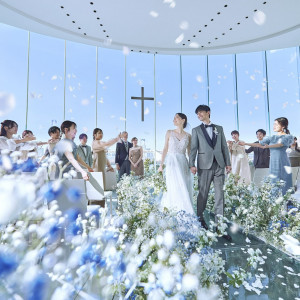 ゲストとの距離が近いことも人気 ゲスト全員の顔が見えるチャペルでたくさんの祝福を受けて|ヒルトン東京お台場の写真(51377752)