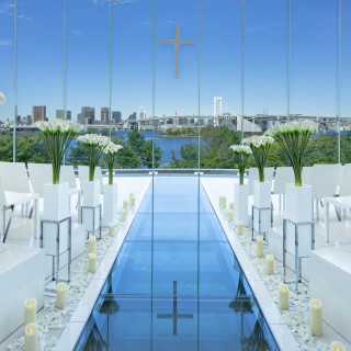 1件目来館特典としてチャペル挙式料50%OFF 海と空が一望できるチャペルで憧れ挙式を♪