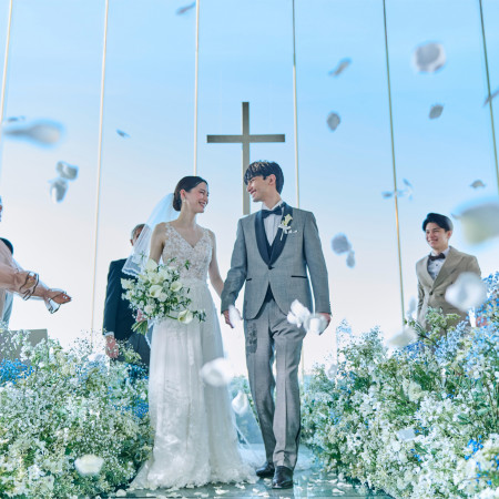 自然光が差し込む明るいチャペルにて幸せなひとときを