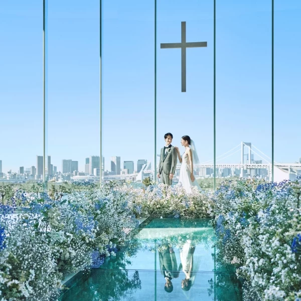 目の前に東京の絶景が広がる自慢のチャペル。