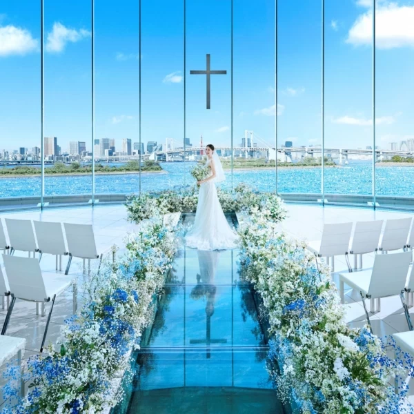 都内随一の景色を楽しめるチャペル。海と空に囲まれた自然光あふれる空間。