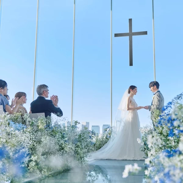 目の前に東京の絶景が広がるチャペル。