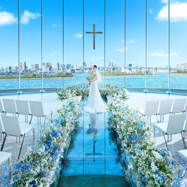都内随一の景色を楽しめるチャペル。海と空に囲まれた自然光あふれる空間。