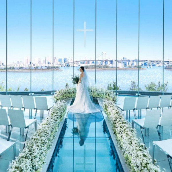 目の前に東京の絶景が広がるチャペル。空と海と緑に囲まれ、自然光が降り注ぐ洗練された空間。