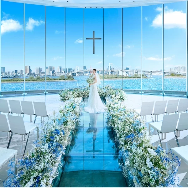 都内随一の景色を楽しめるチャペル。海と空に囲まれた自然光あふれる空間。