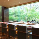 館内レストラン「槐樹」は結納やお顔合わせに利用可能。四季の風景と旬の食材でおもてなし