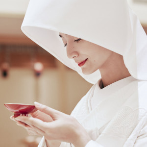 伝統衣装の白無垢・綿帽子で日本の美しい花嫁に|八芳園の写真(24751995)
