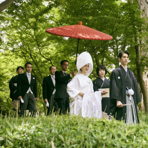 日本庭園の中を歩いて花嫁をお披露目する「花嫁御寮」|八芳園の写真(23348650)