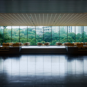 長年愛されてきた本館も庭園と柔らかに結びつく建物へと生まれ変わりました|八芳園の写真(54350685)