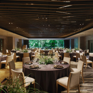 【HAKOU】月夜をテーマに、庭園の池にうつりこむ淡くゆらぐ月の光を表現した新バンケット|八芳園の写真(54350696)