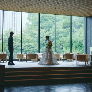 お客様をお出迎えする、メインロビーからは日本庭園を一望でき、より近く自然をそばに感じる空間へと生まれ変わりました。|八芳園の写真(54350681)