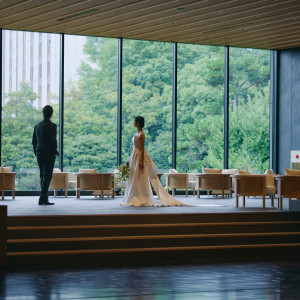 どこにいても庭園の四季の移ろいと自然の豊かさを感じるメインロビー|八芳園の写真(54350683)