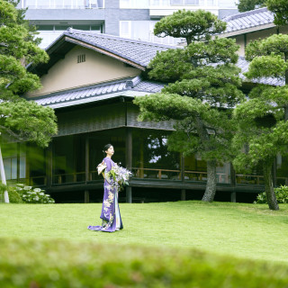 壺中庵専用の芝生は1組だけの貸切で利用できる