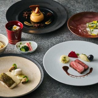 和洋中の料理人が結集し、契約農家ら仕入れた旬の「こだわりの素材」を使用したコース。
