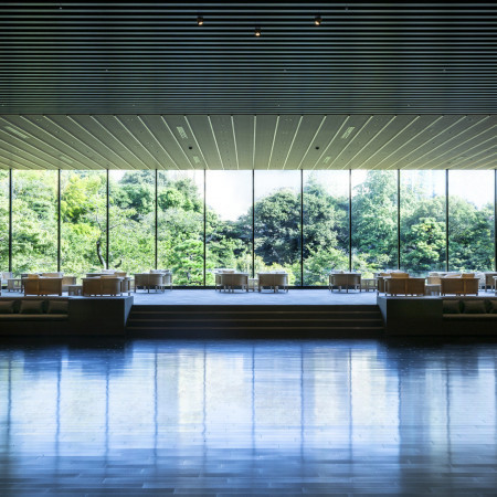 庭園と建物の境界をできる限りなくすことで生まれた一体感。ロビーにいてもまるで庭園を間近で感じられるような、美しい空間が広がります。