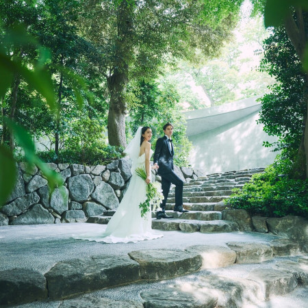 庭園の奥に佇む、緑に囲まれた新挙式会場。