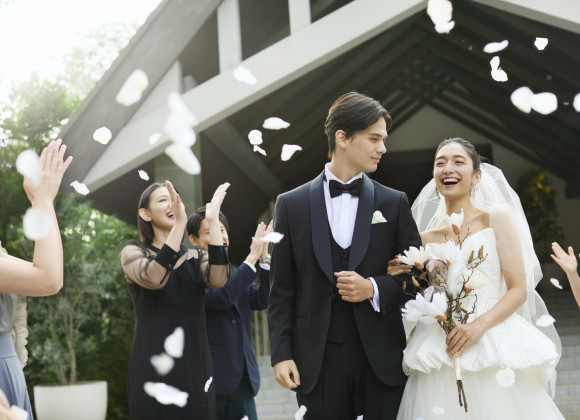 明るい庭園と、自然と調和した会場が素敵です。」｜披露宴は、白鳳館