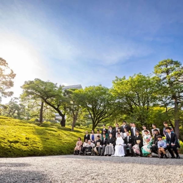 いつまでも変わらない庭園で撮る集合写真。